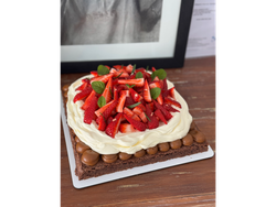 Torta brownie cuadrada.