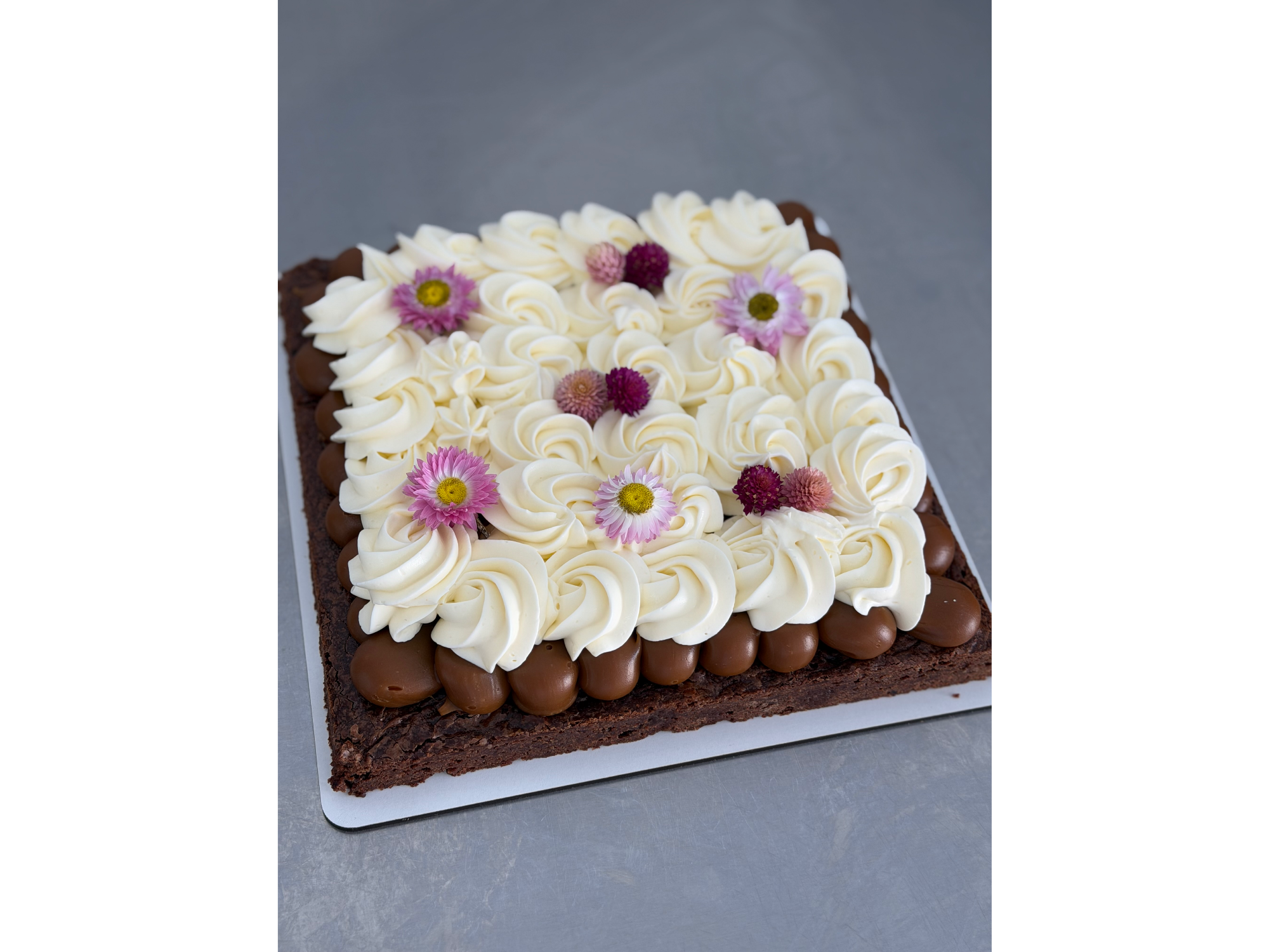 Torta brownie dulce de leche y crema