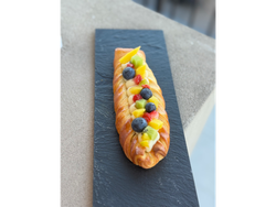 Factura tipo danesa con pastelera y frutas frescas