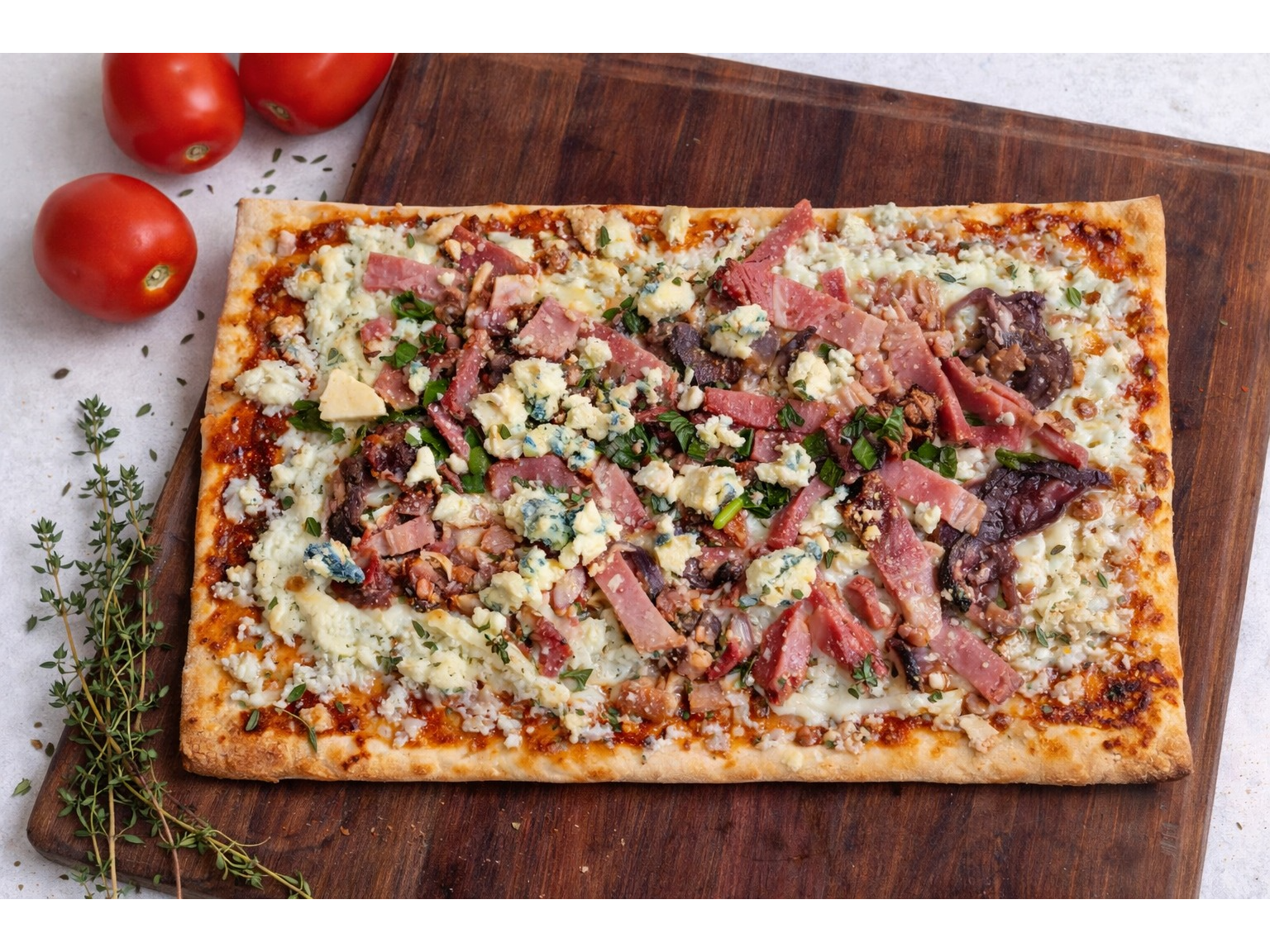 Pizza de panceta ahumada queso azul y verdeo