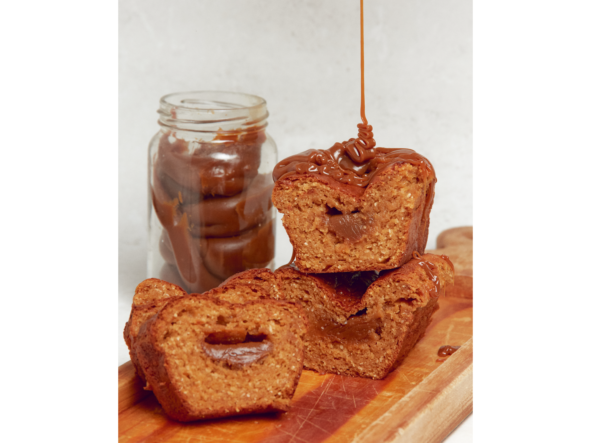 Budin de cacao relleno con dulce de leche y pasta de mani