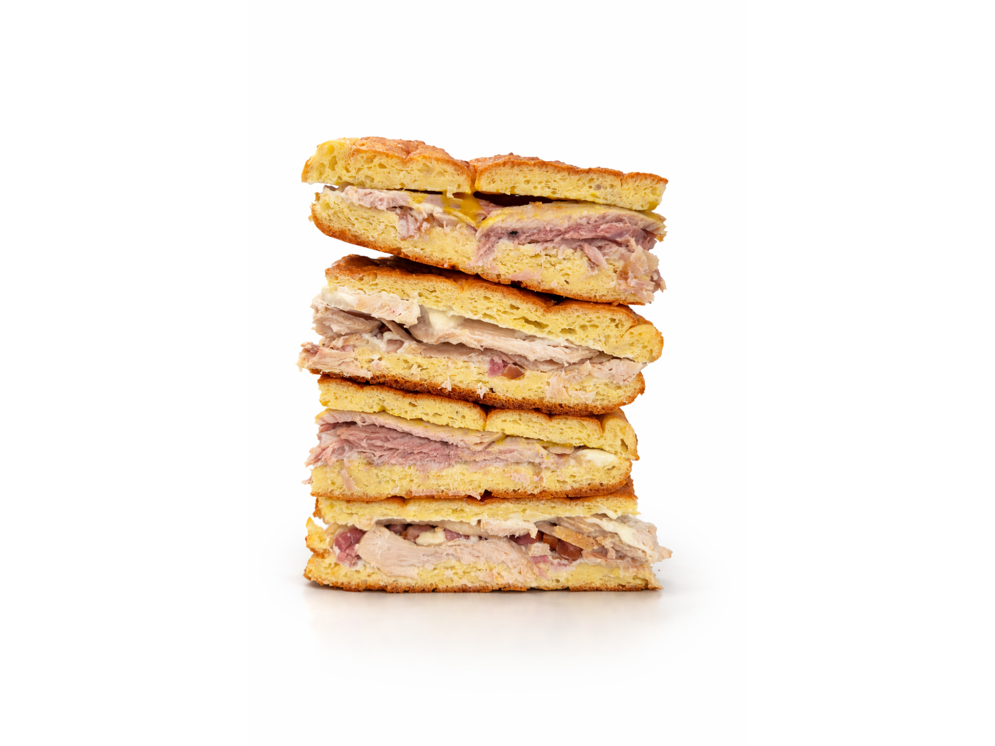 Sandich de pan de almendras relleno con cerdo , mostaza y queso KETO