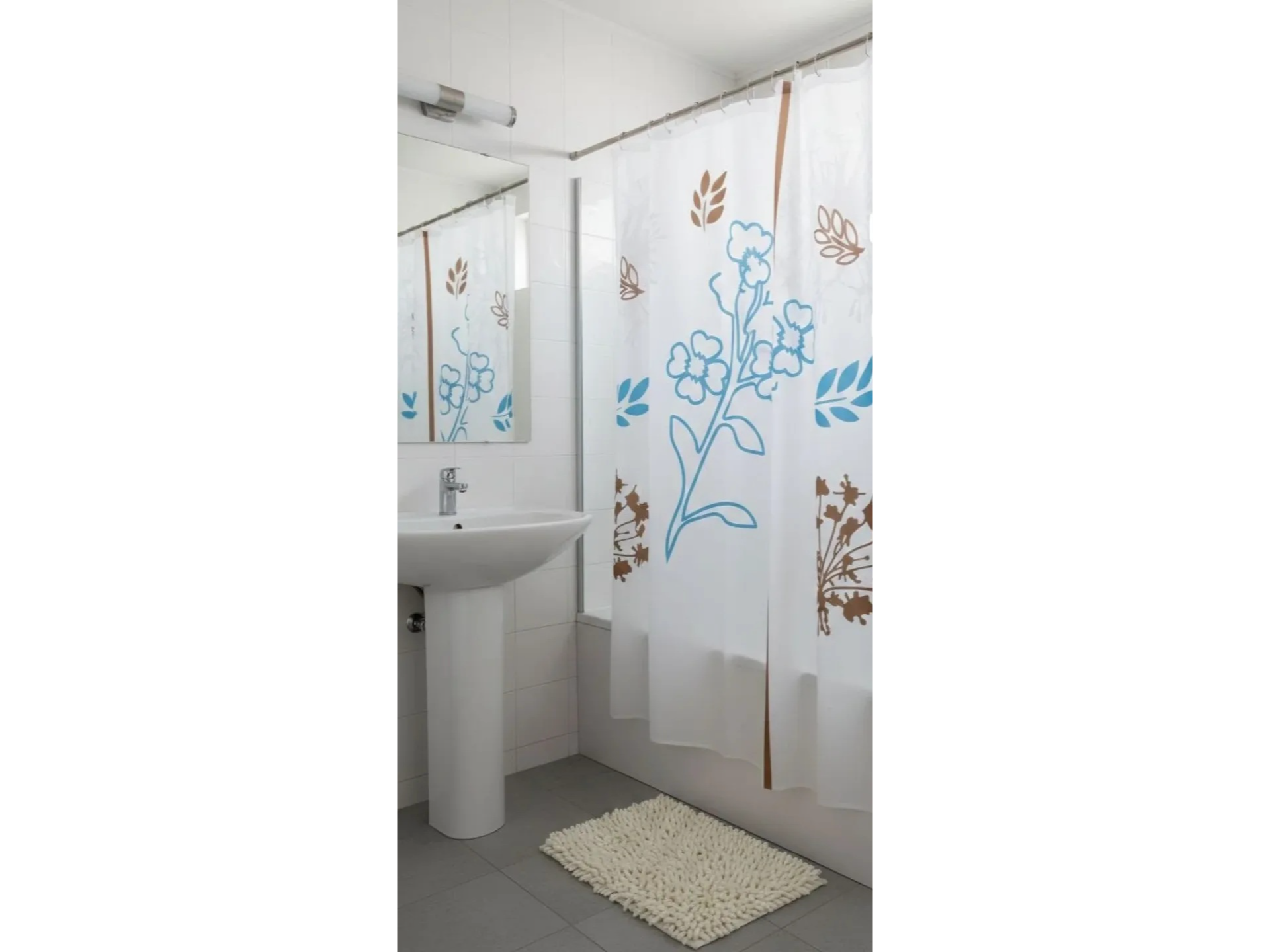 Cortina de baño + alfombra shaggy color beige