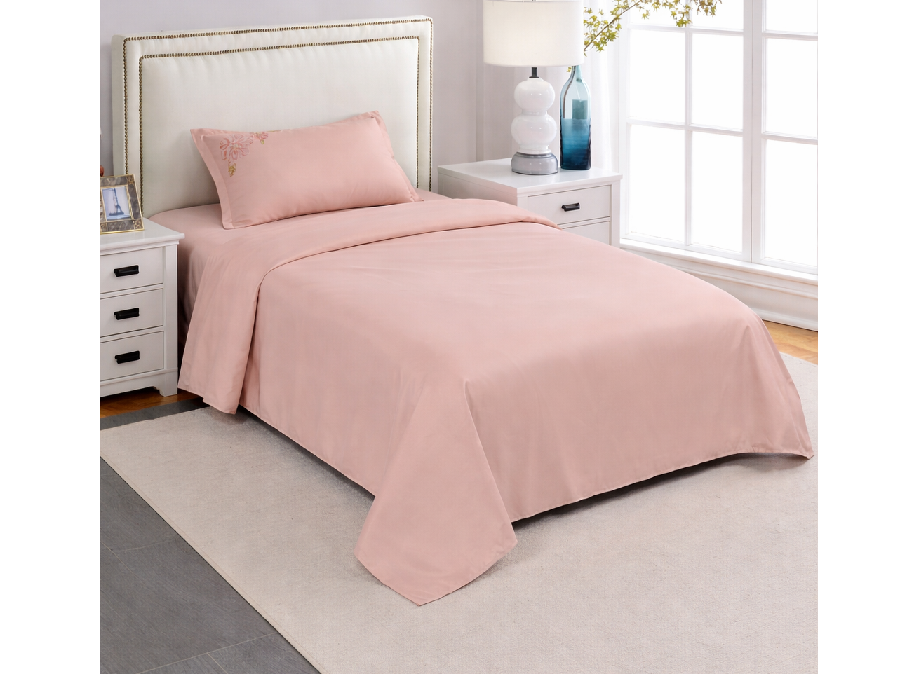 Sábana hotelera Twin rosa con bordado de flores