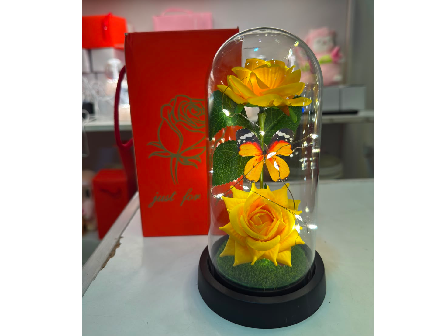 Cúpula de Dos Rosas Amarillas con Mariposa 🦋🌻🌻