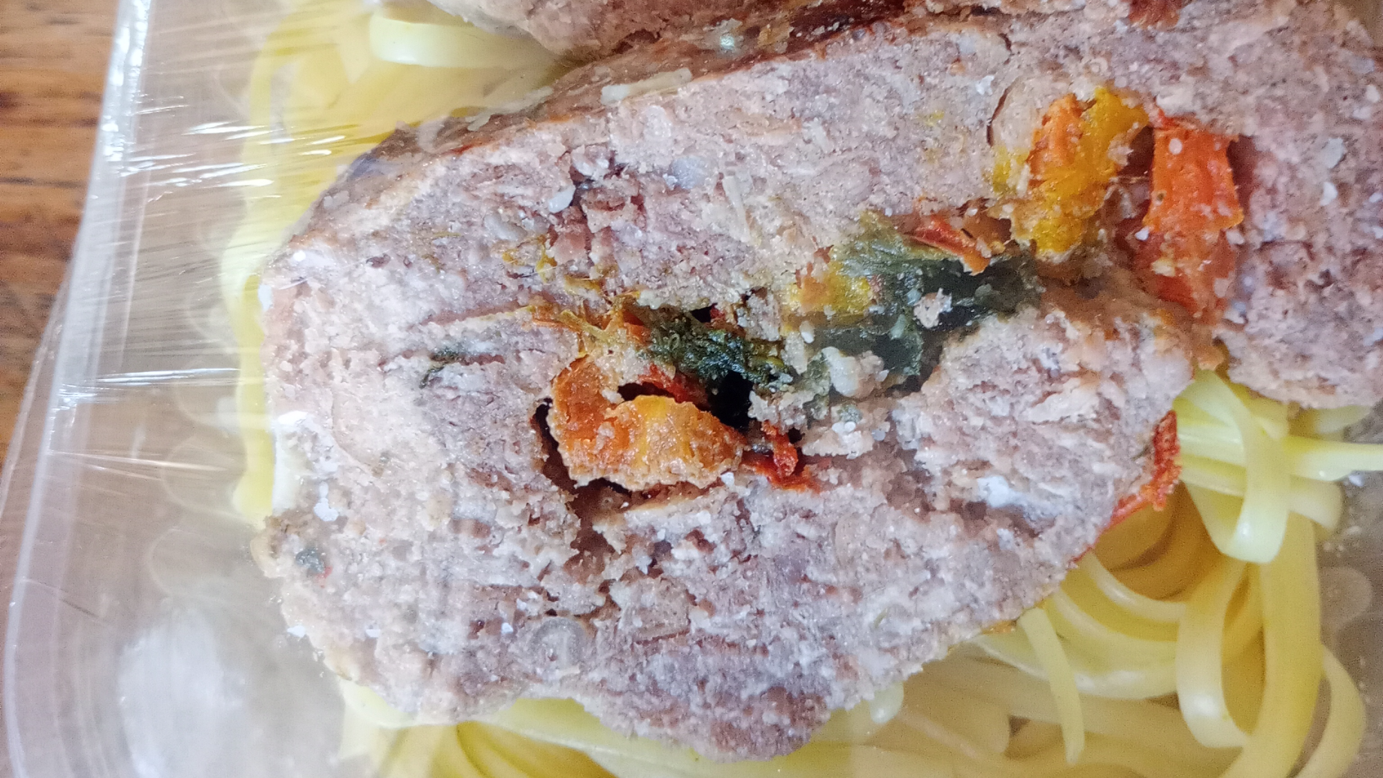 Arrollado relleno con pasta