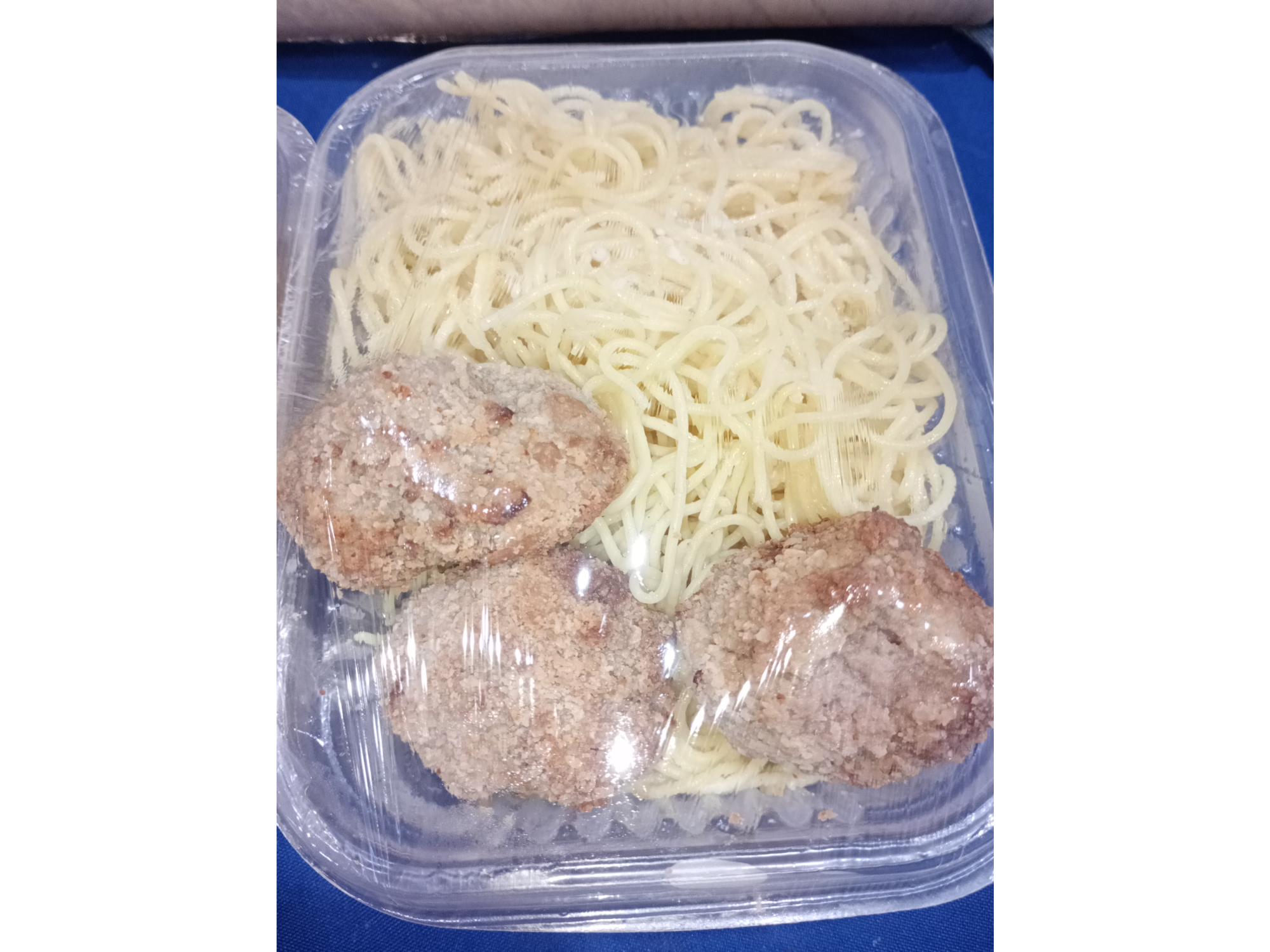 Albóndigas carne fritas con pasta y crema