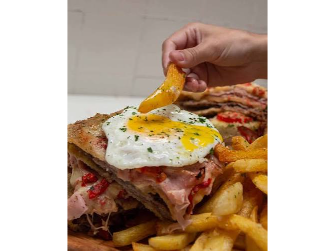 Milanesa a la napolitana a caballo c/ papas