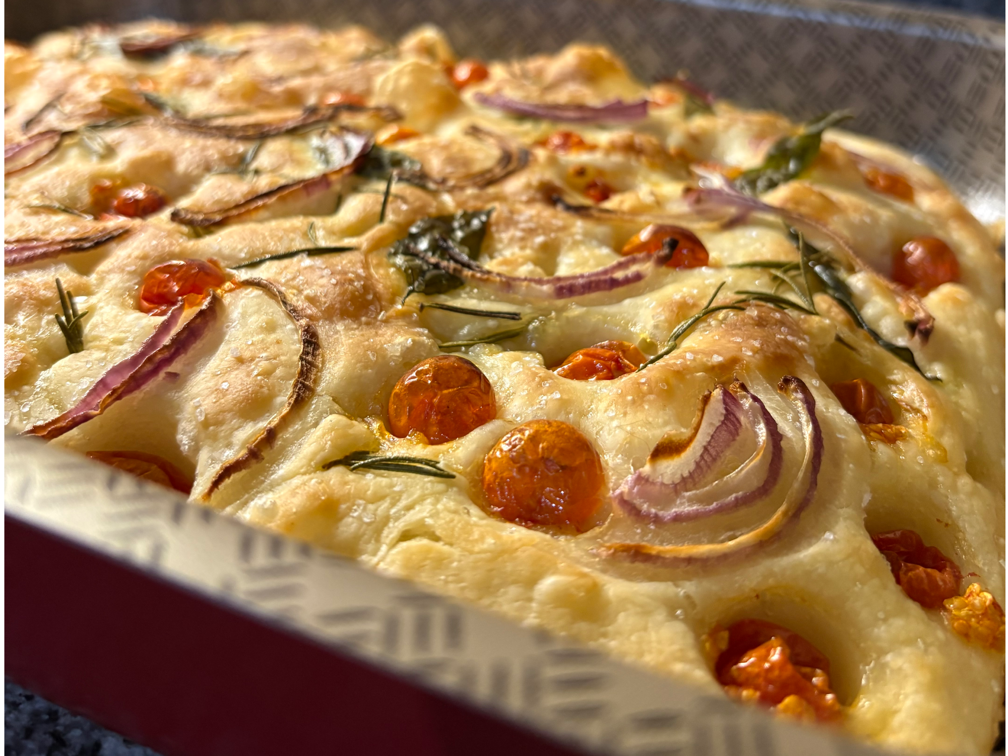 Focaccia rectangular tomate, cebolla, romero