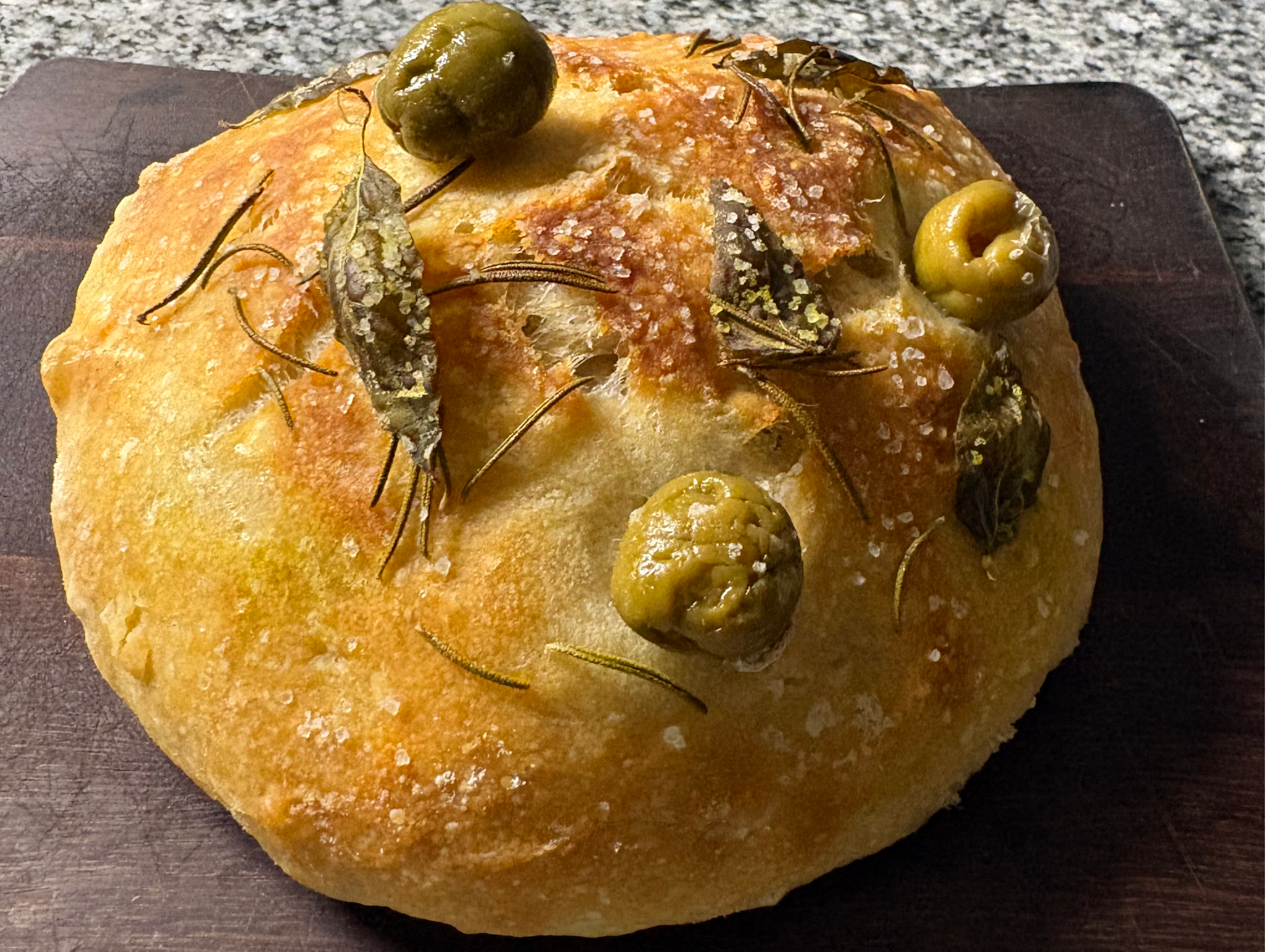 Mini focaccia romero, albahaca y aceitunas