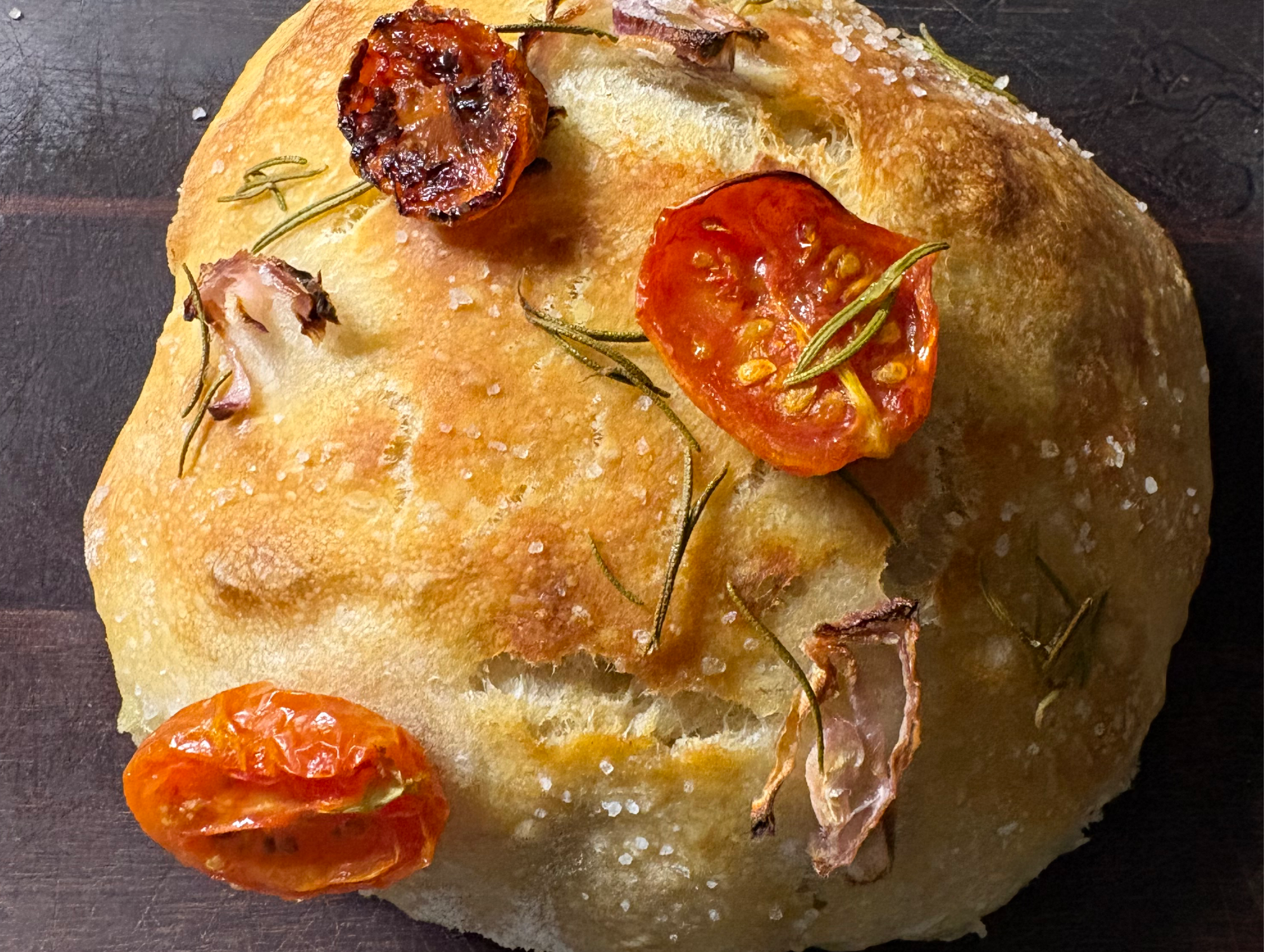 Mini focaccia tomate, romero, cebolla