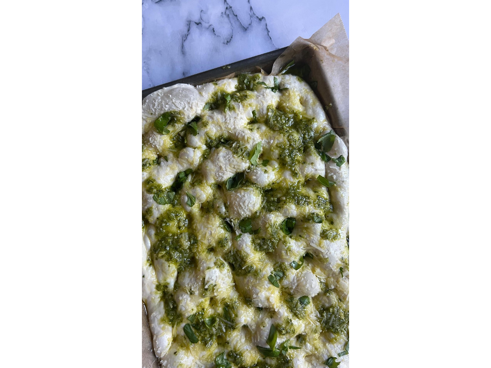 Pan de focaccia de masa madre saborizado con pesto y parmesano