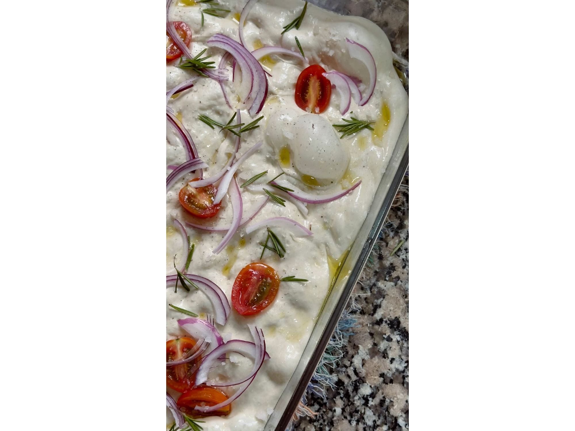 Focaccia de masa madre saborizada con cherry, cebolla y romero