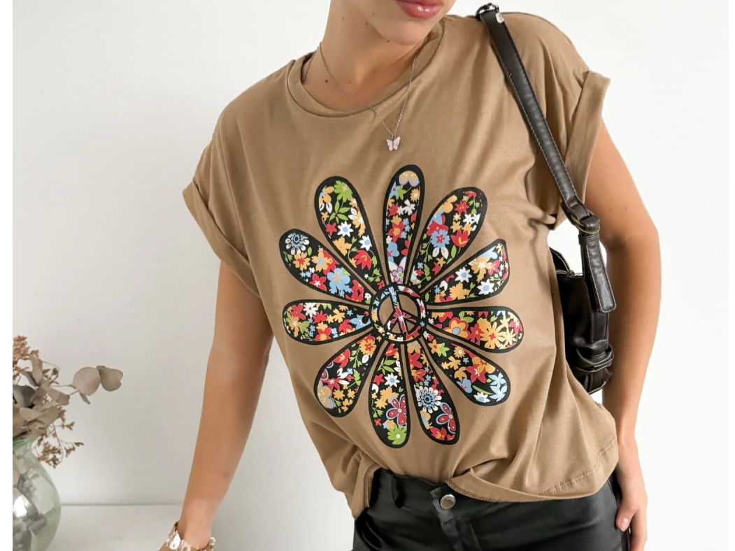 Remera amplia manga rebatible estampa delantera