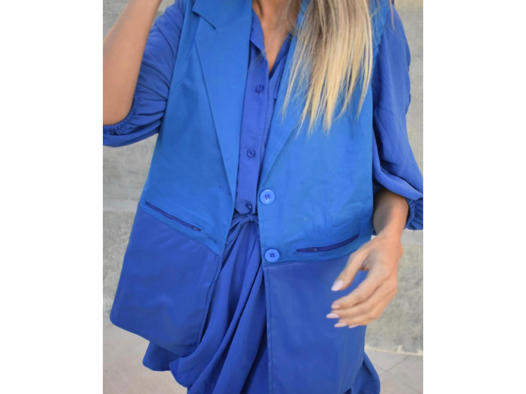 Chaleco de Gabardina combinado con cuero, y bolsillos con cierre azul