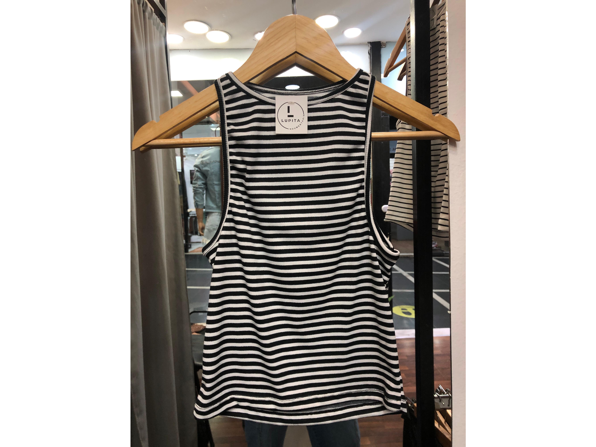 Musculosa negra con rayas blanca