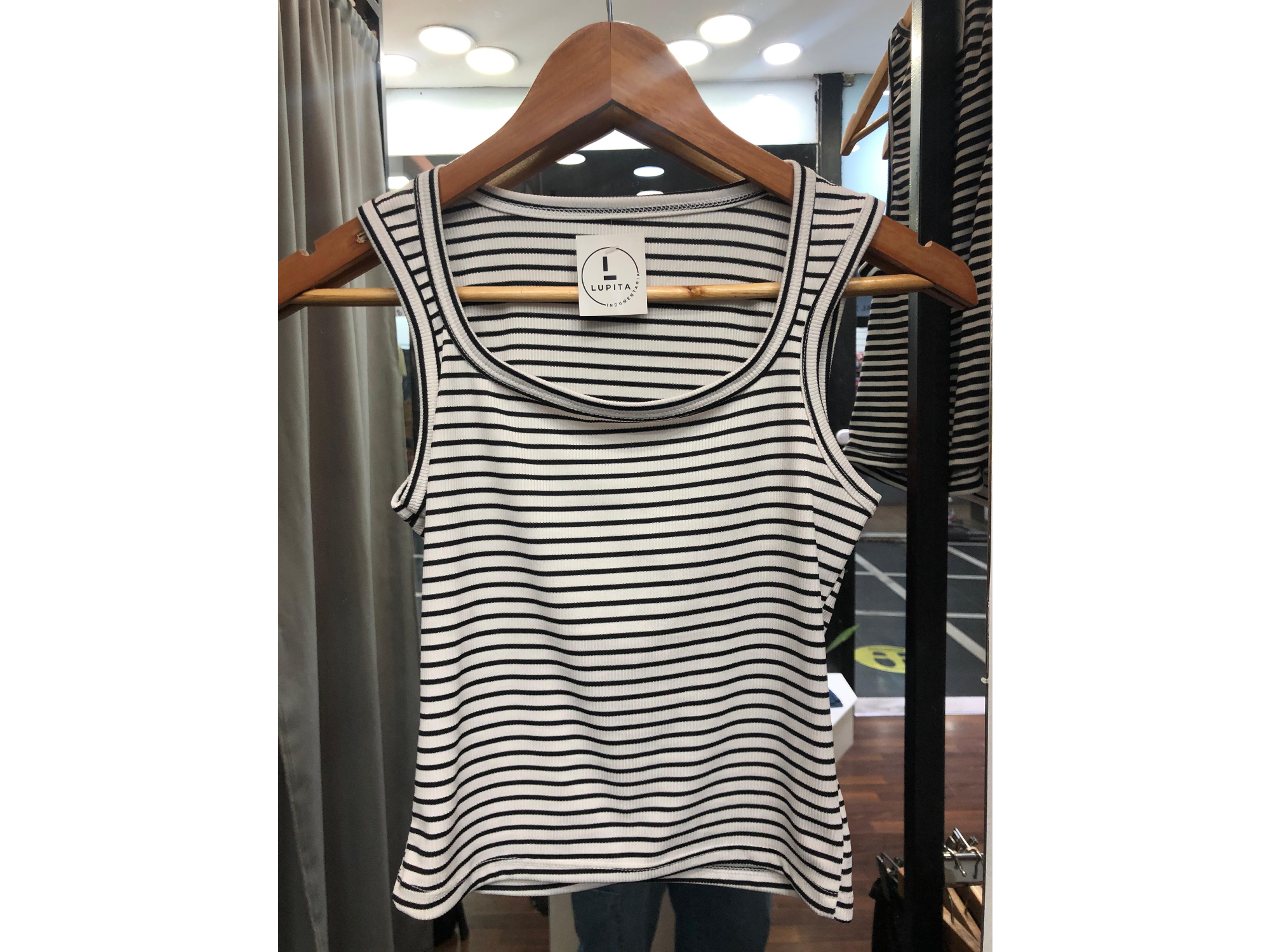 Musculosa blanca con negro