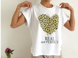 Remera amplia manga rebatible estampa delantera