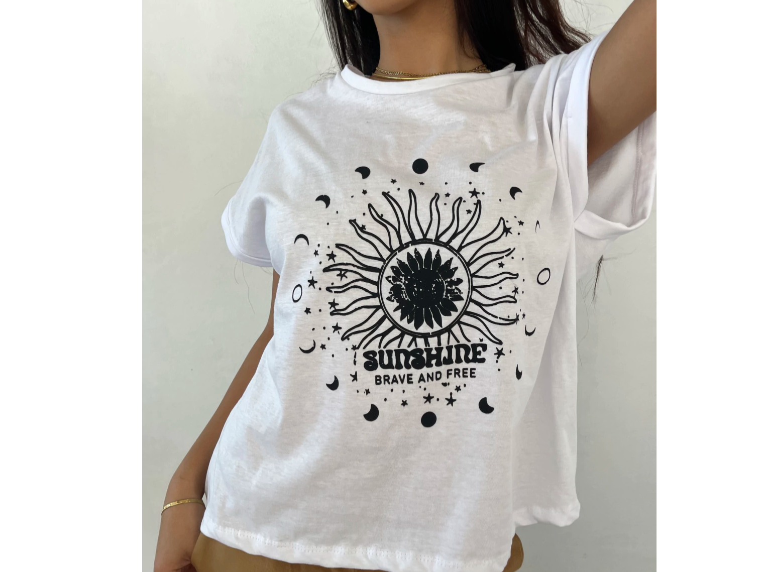 Remera amplia manga rebatible estampa delantera