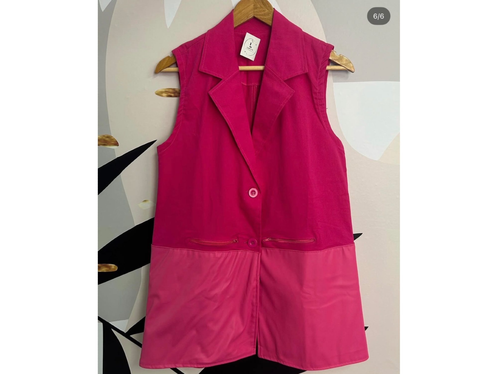 Chaleco de Gabardina combinado con cuero, y bolsillos con cierre fucsia