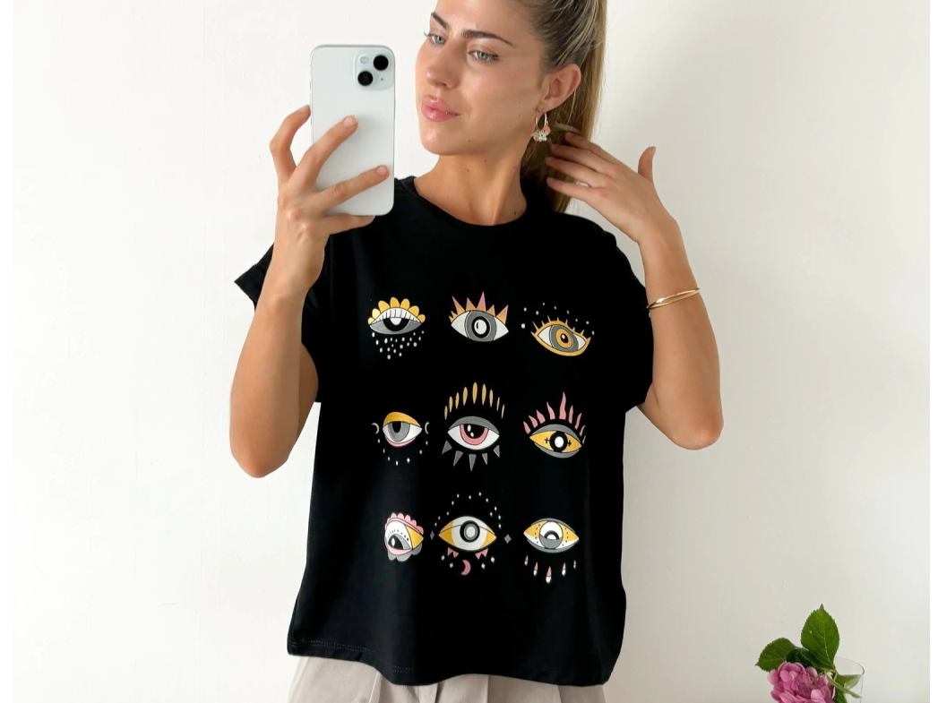 Remera amplia manga rebatible estampa delantera