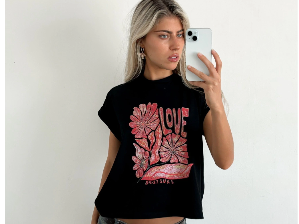 Remera amplia manga rebatible estampa delantera