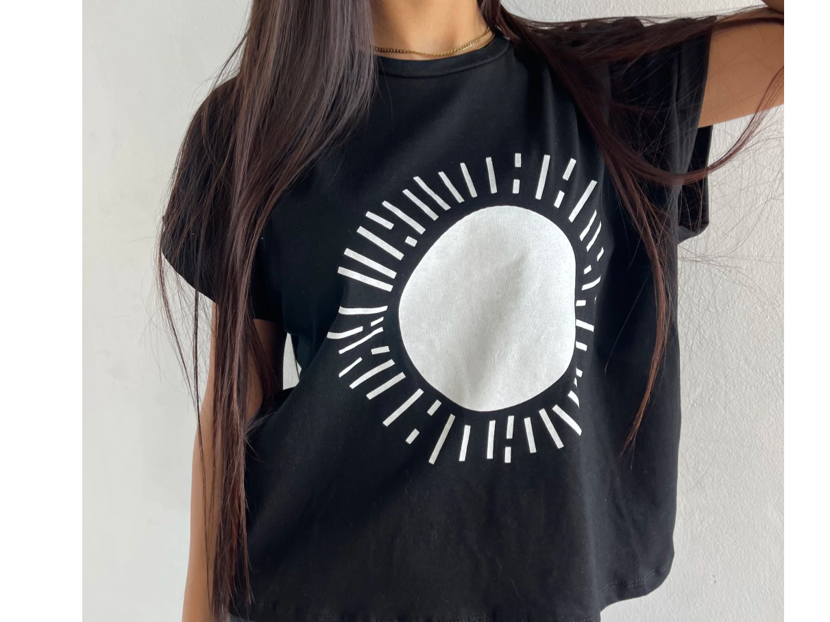 Remera amplia manga rebatible estampa delantera