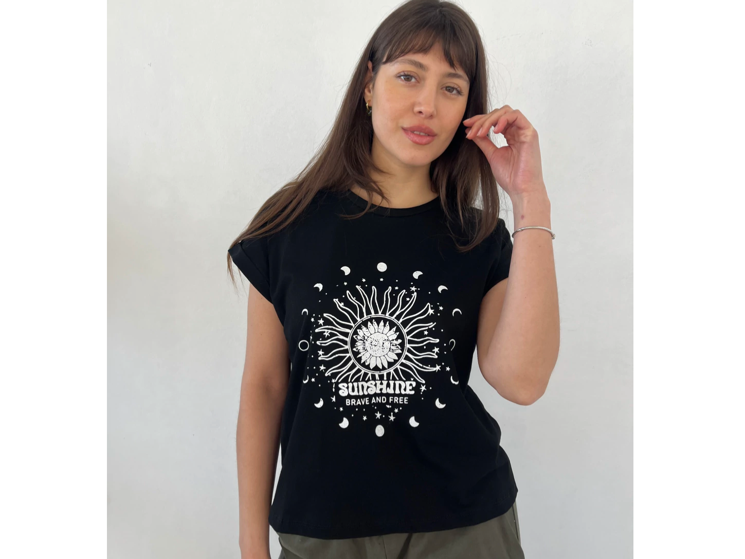 Remera amplia manga rebatible estampa delantera