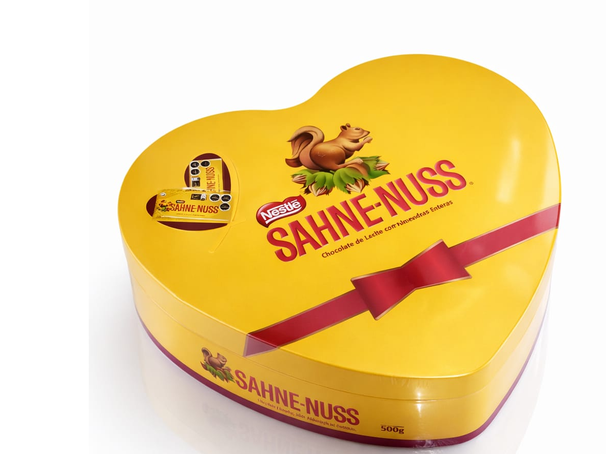 SAHNE-NUSS  NESTLE CHOCOLATE- LATA CORAZON CON TABLETAS DE CHOCOLATE CON ALMENDRAS ENTERAS 🇨🇭