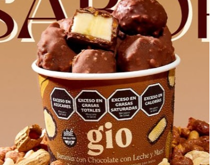 Bananas bañadas en chocolate con leche y maní