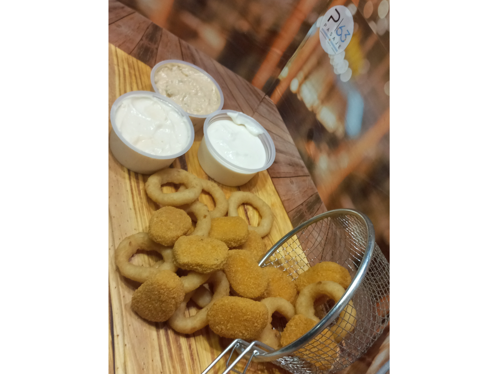 Aros de cebolla, solos, con salsa, con salsa y papas fritas