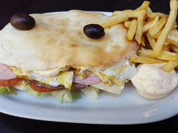 2 Lomos completos de carne en pan de pizza + Mayo extra