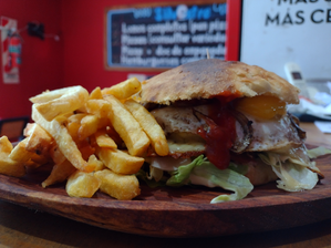 Burger Doble Completa Con Pan de Papa + papas! de SILVESTRE