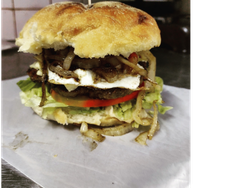 2 Hamburguesas C/Cheddar y Bacon 1 Medallón en Pan de Papas +Papas