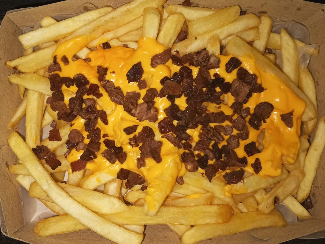 CAJA DE PAPAS CON CHEDDAR Y BACON