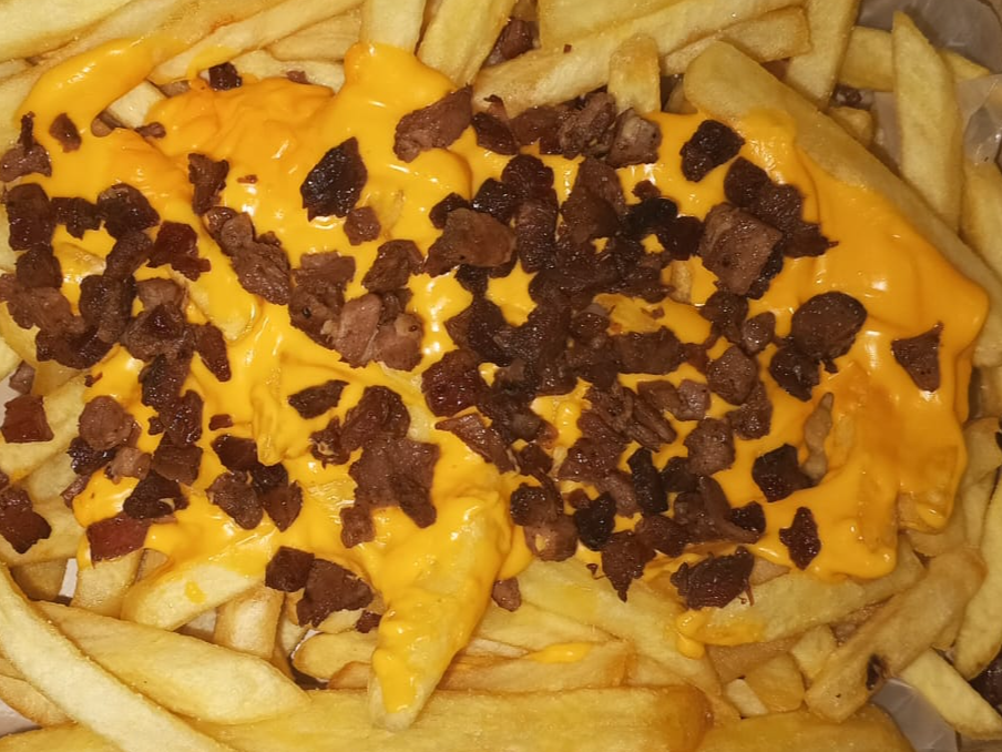 CAJA DE PAPAS CON CHEDDAR Y BACON