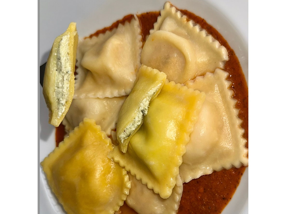 Ravioles de ricota, parmesano y albahaca