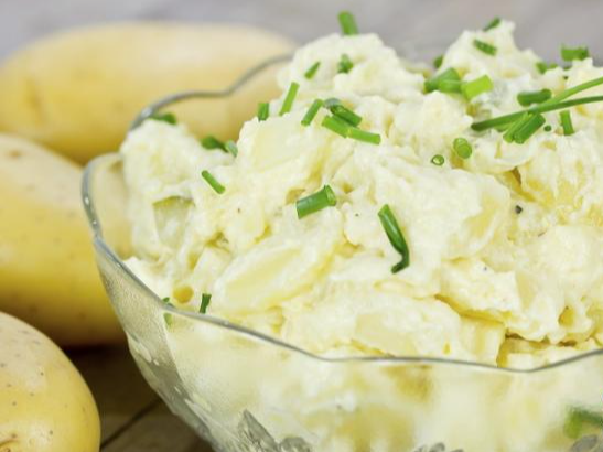 PAPAS CON MAYONESA, PERJIL Y AJO