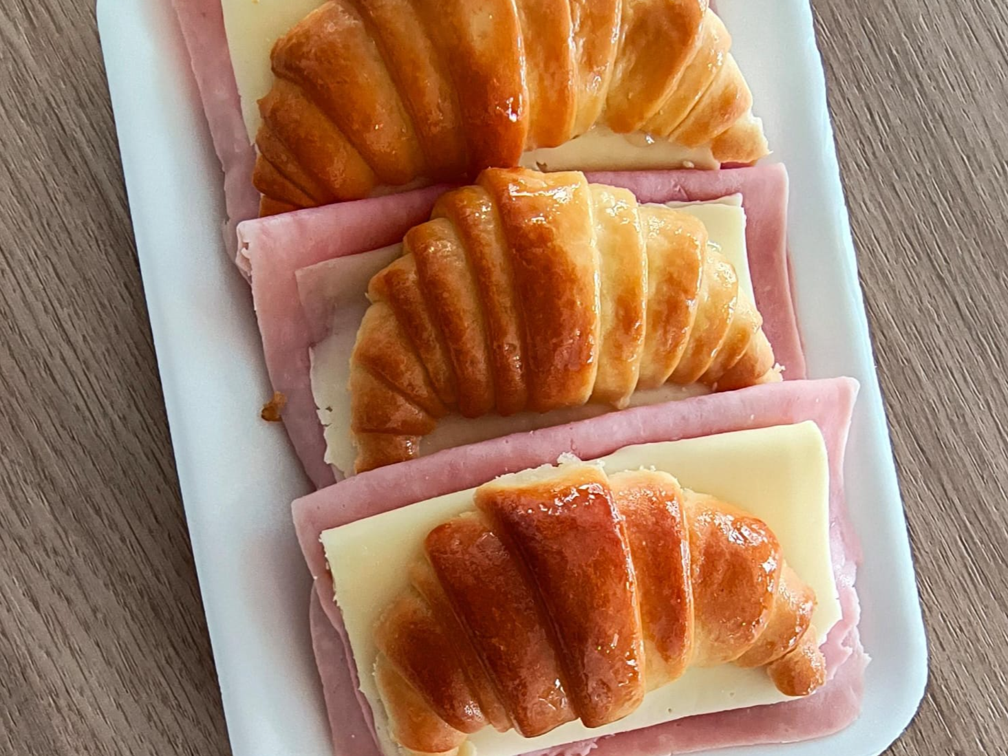 MEDIALUNAS CON JAMON Y QUESO X3