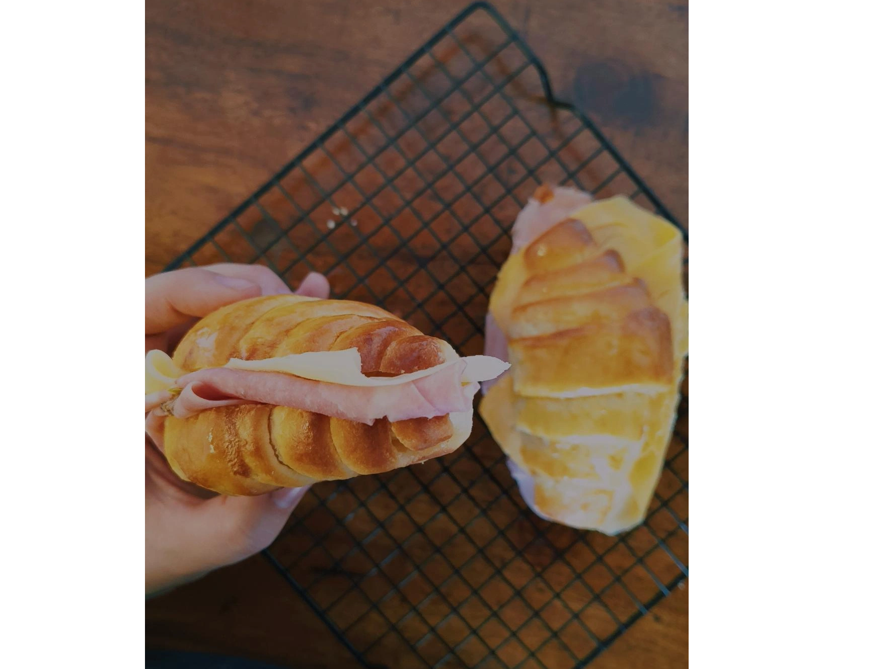 CROISSANT CON CHEDAR Y JAMON