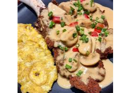 MILANESA DE TERNERA CON SALSA DE CHAMPINIONES Y GUARNICION