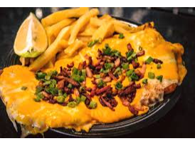 MILANESA DE TERNERA CON CHEDDAR Y PANCETA MAS GUARNICION