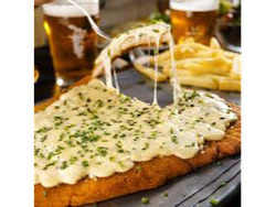 MILANESA DE POLLO A LOS CUATRO QUESOS CON GUARNICION