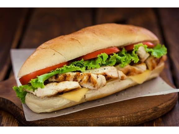 SANDWICH DE PECHUGA DE POLLO CON PAPAS FRITAS