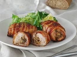 POLLO RELLENO CON SALSA DE VERDEO Y GUARNICION