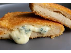 MILANESA DE POLLO RELLENA CON ROQUEFORT Y GUARNICION
