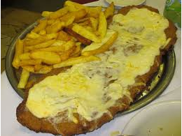 MILANESA DE TERNERA A LOS CUATRO QUESOS CON GUARNICION