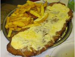 MILANESA DE TERNERA A LOS CUATRO QUESOS CON GUARNICION