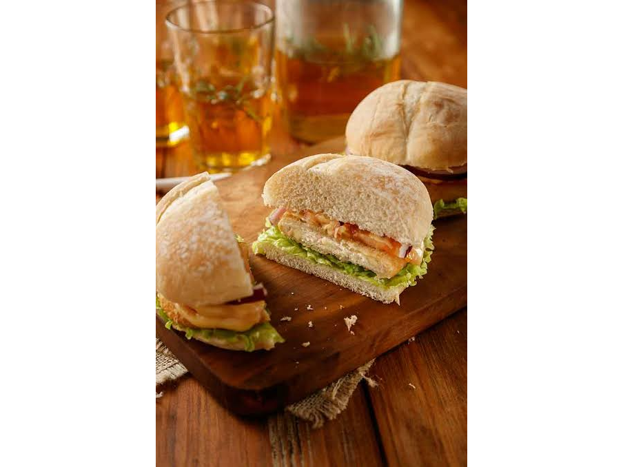 SANDWICH DE MEDALLON DE POLLO CON PAPAS FRITAS