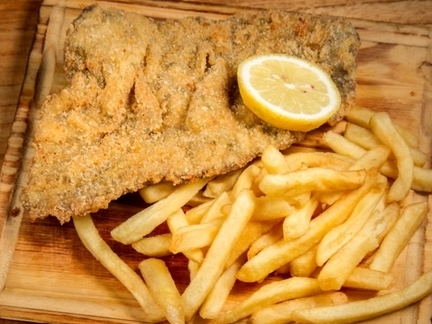 Milanesa de Carne Apanada Fritas, con Papas Fritas